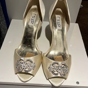 Wore once for my wedding.  Resembles Mischa shoe